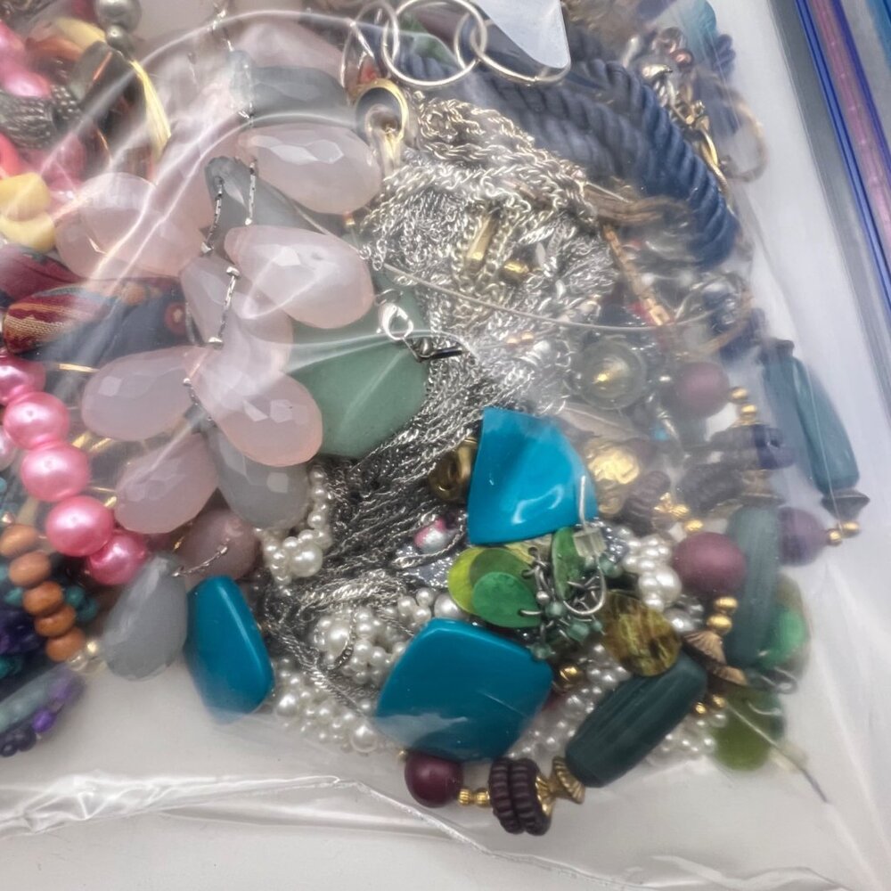Mixed Estate Lot 2.1lb Necklaces Earrings Bracelets Wearable Sellable 1980-2000s - Picture 10 of 12